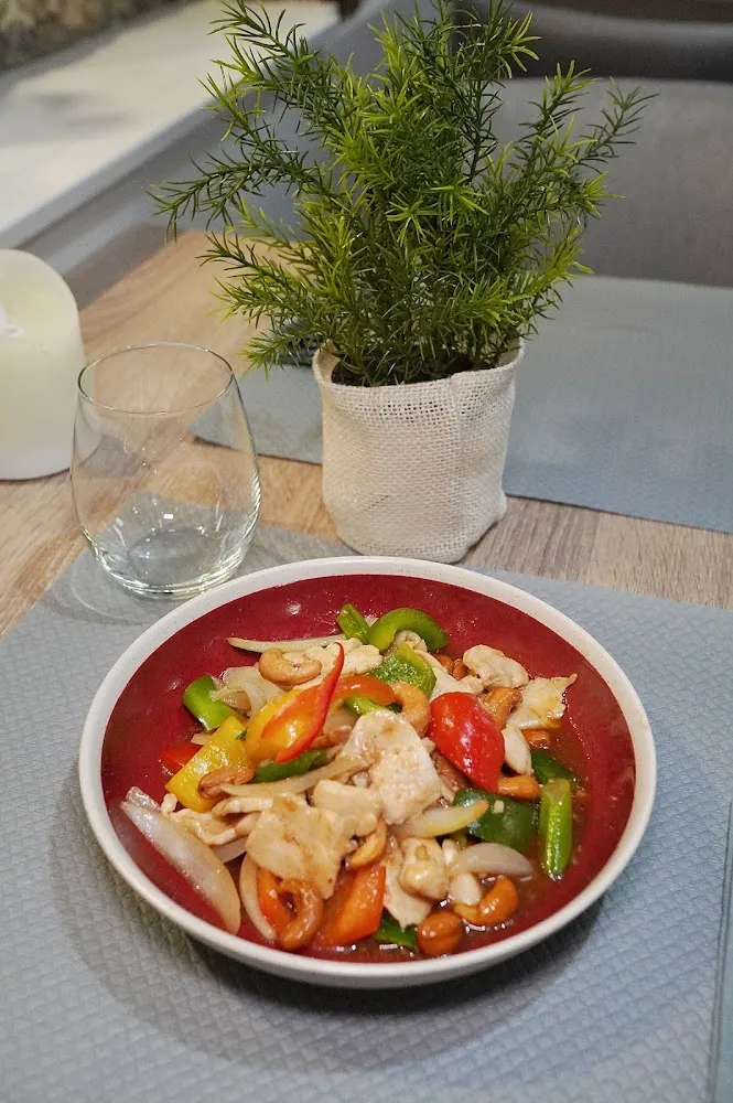 Kai Pad Med Mamuang - Poulet Sauté Aux Noix de Cajou